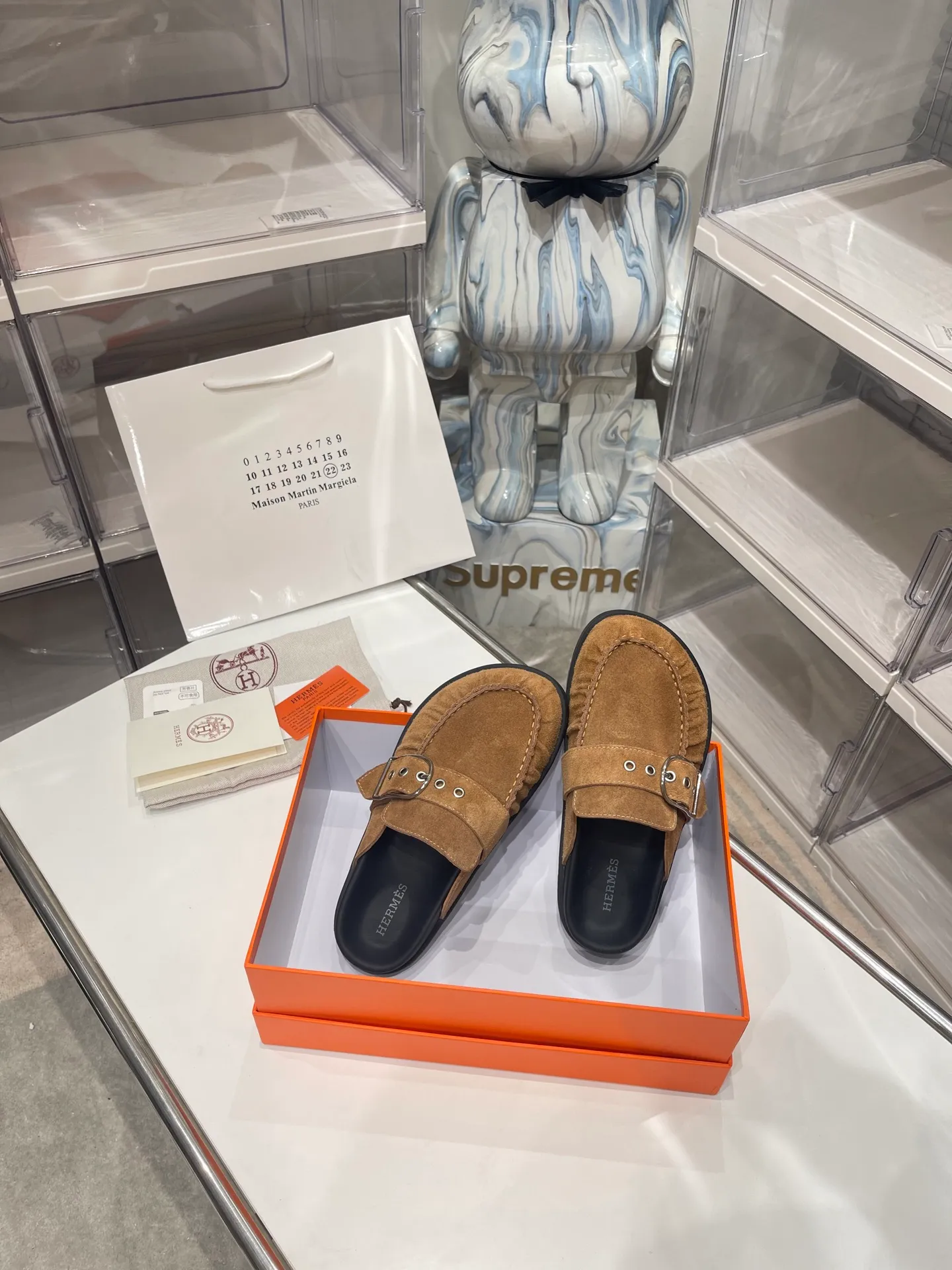 [H Family Hermès] P: 540💰 Size: Male 39-44 (45 46 customized) Female 35-40 (41 42 customized) HERMES Hermès latest kelly buckle couple style Birkenstock slippers, classic family language design! It looks good no matter how you match it! Casual and high-end feeling, the comfort is also great, paired with a variety of colorful socks, it gives a trendy and high-end feel ●Upper: imported cow suede ●Inner: imported sheepskin ●Foot pads: imported mixed sheepskin ●Outsole: Tpu non-slip and wear-resistant outsole